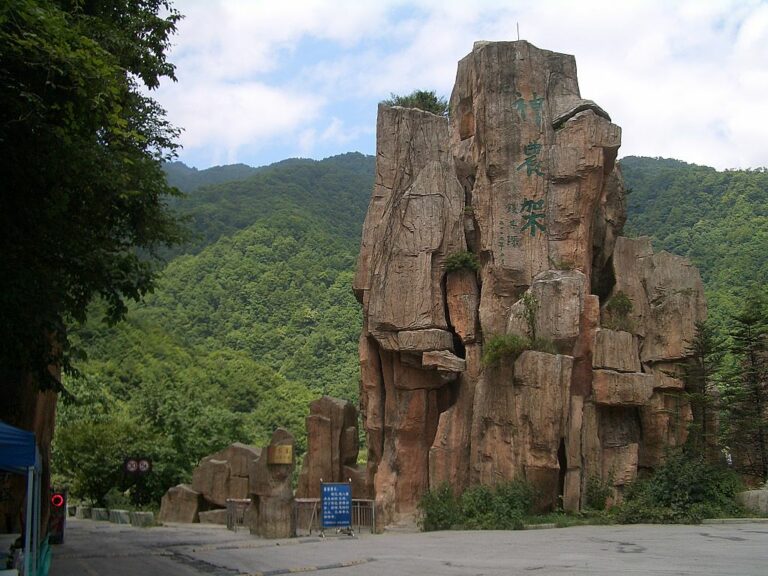 Vstup do parku Shennongjia. Zdroj foto: User:Vmenkov, CC BY-SA 3.0 <https://creativecommons.org/licenses/by-sa/3.0>, via Wikimedia Commons