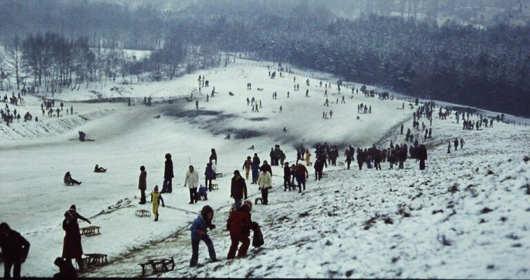 V osmdesátých letech minulého století byl Ďáblův kopec pro Berlíňany i oblíbený místem zimních sportů. Zdroj foto: Dr. Karl-Heinz Hochhaus, CC BY 3.0 , via Wikimedia Commons
