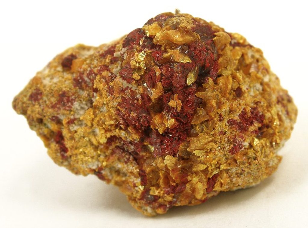 Vzácný minerál lorandit. Zdroj foto:  Rob Lavinsky, iRocks.com – CC-BY-SA-3.0, CC BY-SA 3.0 , via Wikimedia Commons