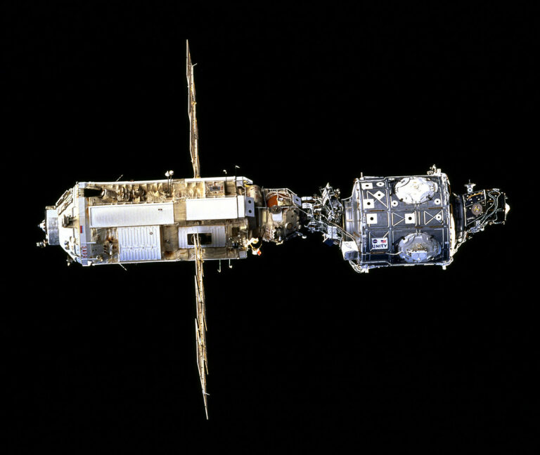 STS-88 byla mise amerického raketoplánu Endeavour k Mezinárodní vesmírné stanici. Cílem letu byla doprava amerického modulu Unity k Mezinárodní vesmírné stanici. Během této mise byl pořízen snímek údajného satelitu Černý rytíř. Zdroj foto: NASA, Public domain, via Wikimedia Commons
