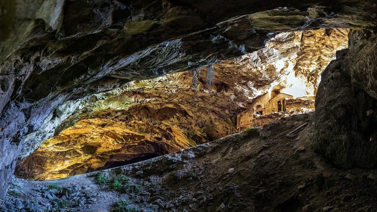 Z jeskyně Davelis jsou často hlášeny časté paranormální jevy. Zdroj foto: Violeta Meleti, CC BY-SA 4.0 <https://creativecommons.org/licenses/by-sa/4.0>, via Wikimedia Commons