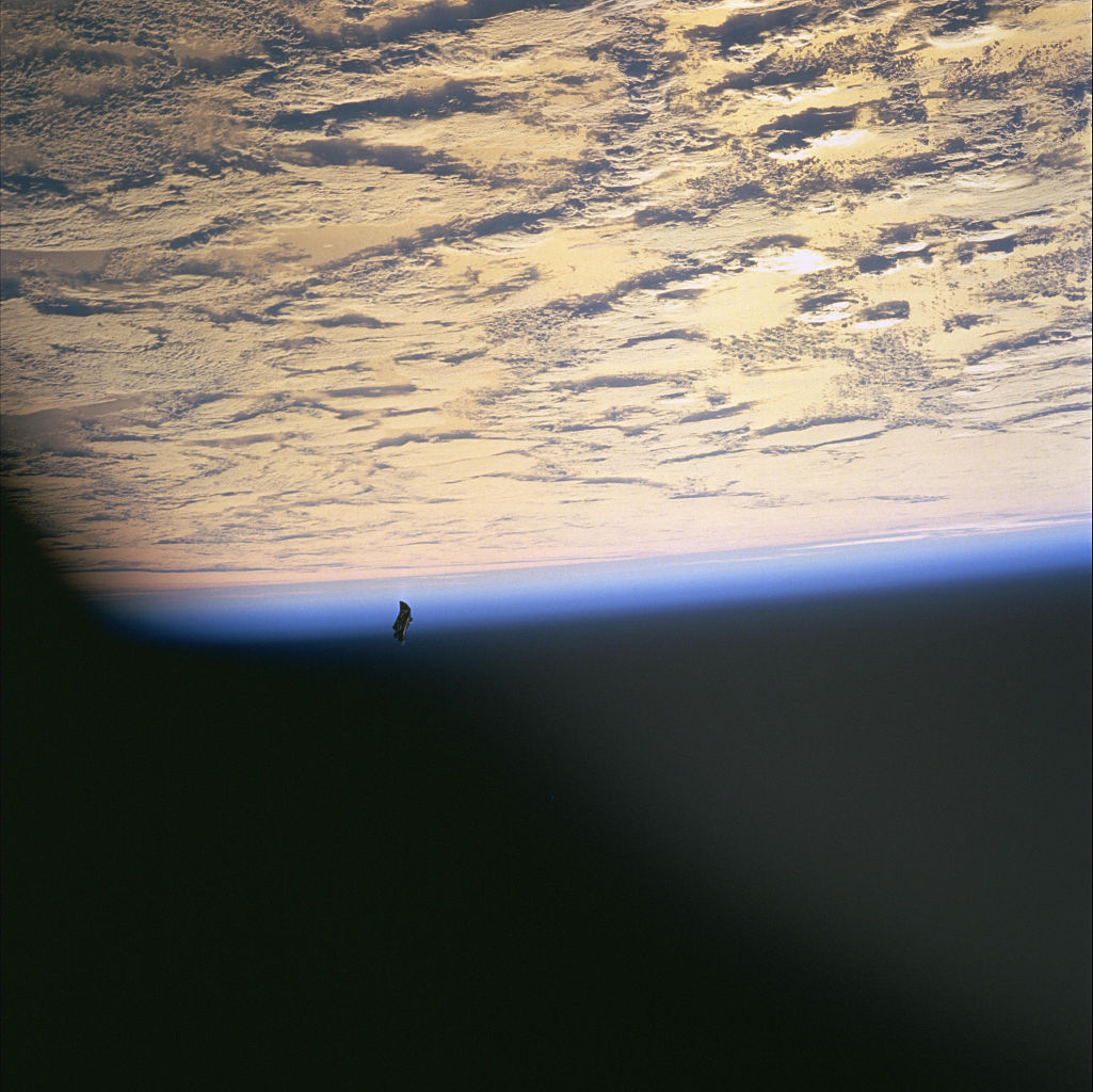 Snímek údajného satelitu Black Knight byl pořízen v rámci mise STS – 88. Zdroj foto:   NASA, Public domain, via Wikimedia Commons
 
