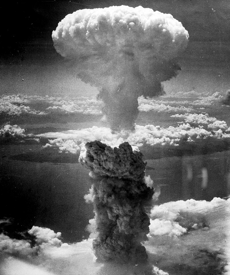 Hřibovitý mrak po výbuchu atomové bomby svržené na Nagasaki. FOTO: Charles Lévy / Creative Commons / Volné dílo