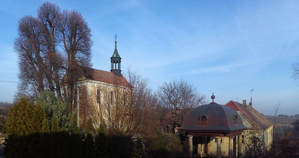 Samota s kostelem svatého Blažeje Žerotín a s Blažejskou studánkou od jihu Foto: Palu