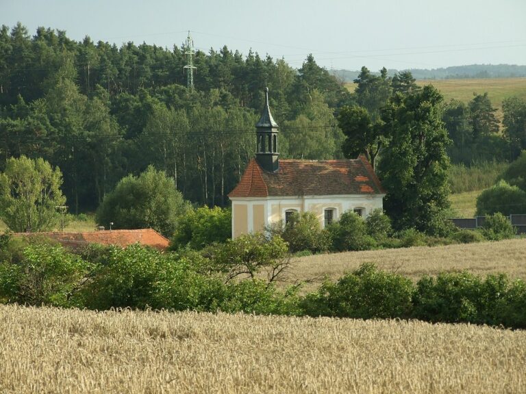 Pohled na kostel svatého Blažeje nedaleko od Panenského Týnce, okres Louny Foto: Aktron / / CC BY-SA 3.0