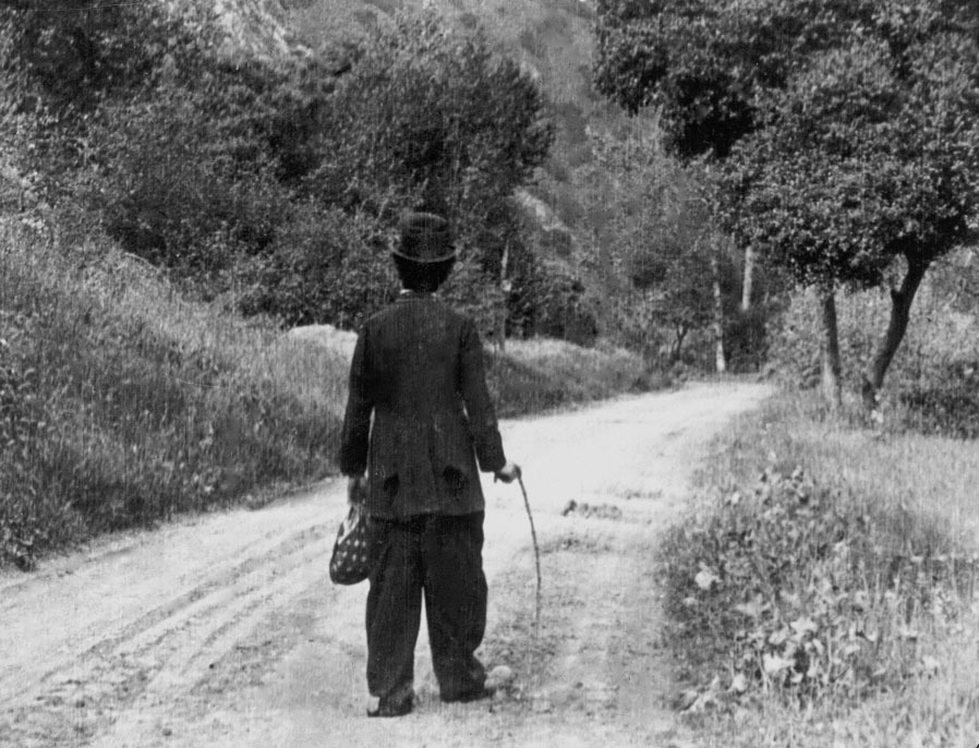 Údolí se proslavilo v několika němých filmech. Na snímku Charlie Chaplin ve filmu Tramp z roku 1915. FOTO: Essanay Studios, Public domain, via Wikimedia Commons