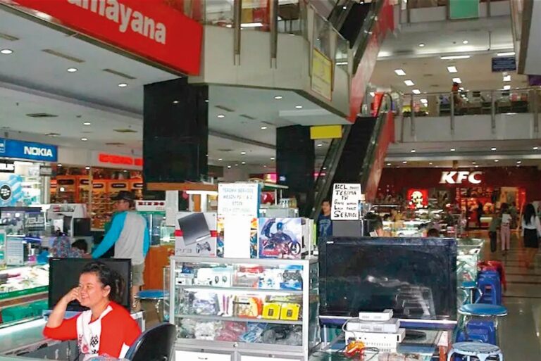 Indonéský hypermarket Yogya, kde se mnoho lidí dostává do podivného transu
