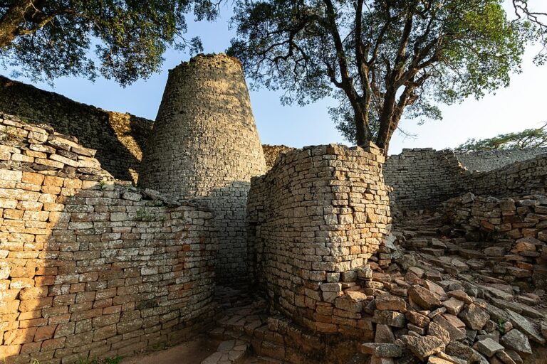 Někteří badatelé dávají bájné město Kalahari do souvislosti se středověkými stavbami takzvaného Velkého Zimbabwe. Zdroj foto: Andrew Moore from Johannesburg, South Africa, CC BY-SA 2.0 , via Wikimedia Commons