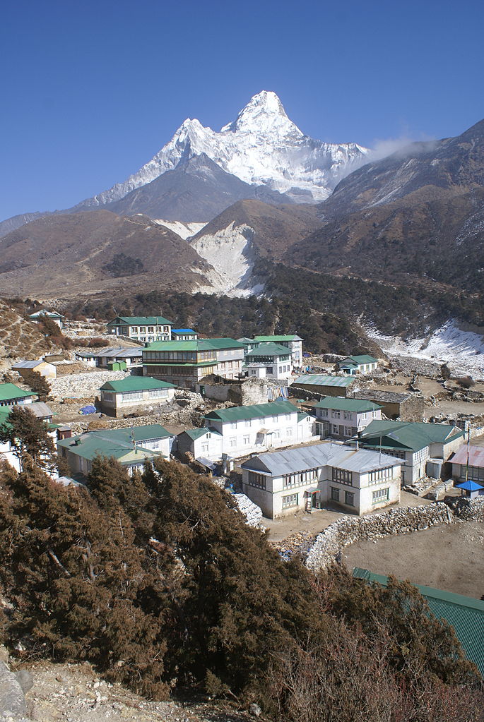 Nepálská vesnice Pangboče. Zdroj foto: Moralist, CC BY-SA 3.0 <https://creativecommons.org/licenses/by-sa/3.0>, via Wikimedia Commons