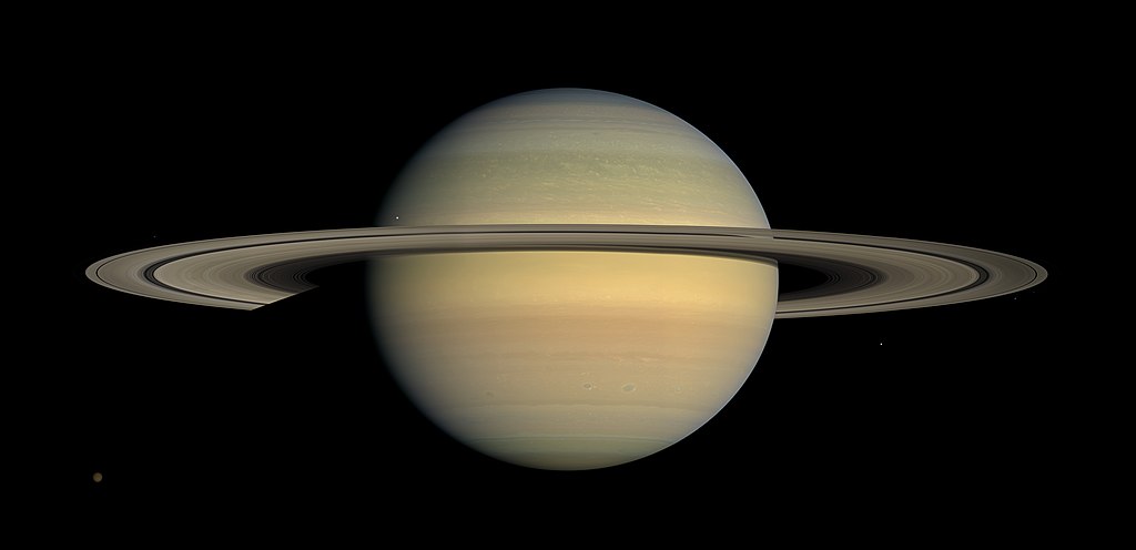 Prstence planety Saturn nejsou pouhým okem pozorovatelné. Zdroj obrázku:  NASA / JPL / Space Science Institute, Public domain, via Wikimedia Commons

