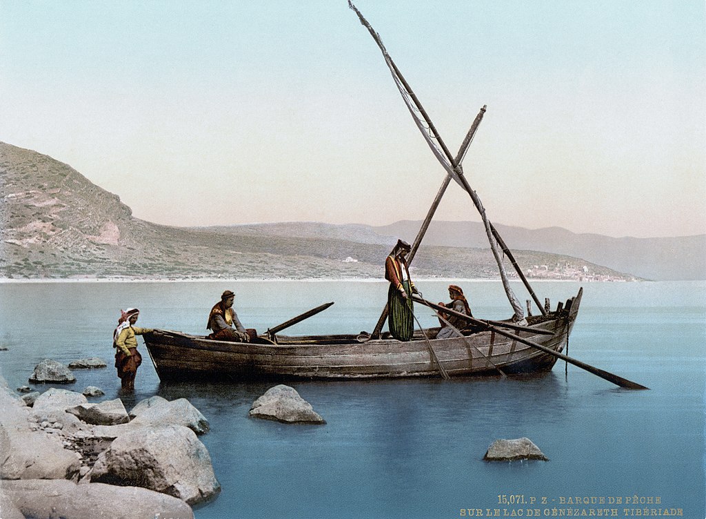 Člun na hladině Galilejského jezera. Zdroj obrázku:  Unknown author, Public domain, via Wikimedia Commons


