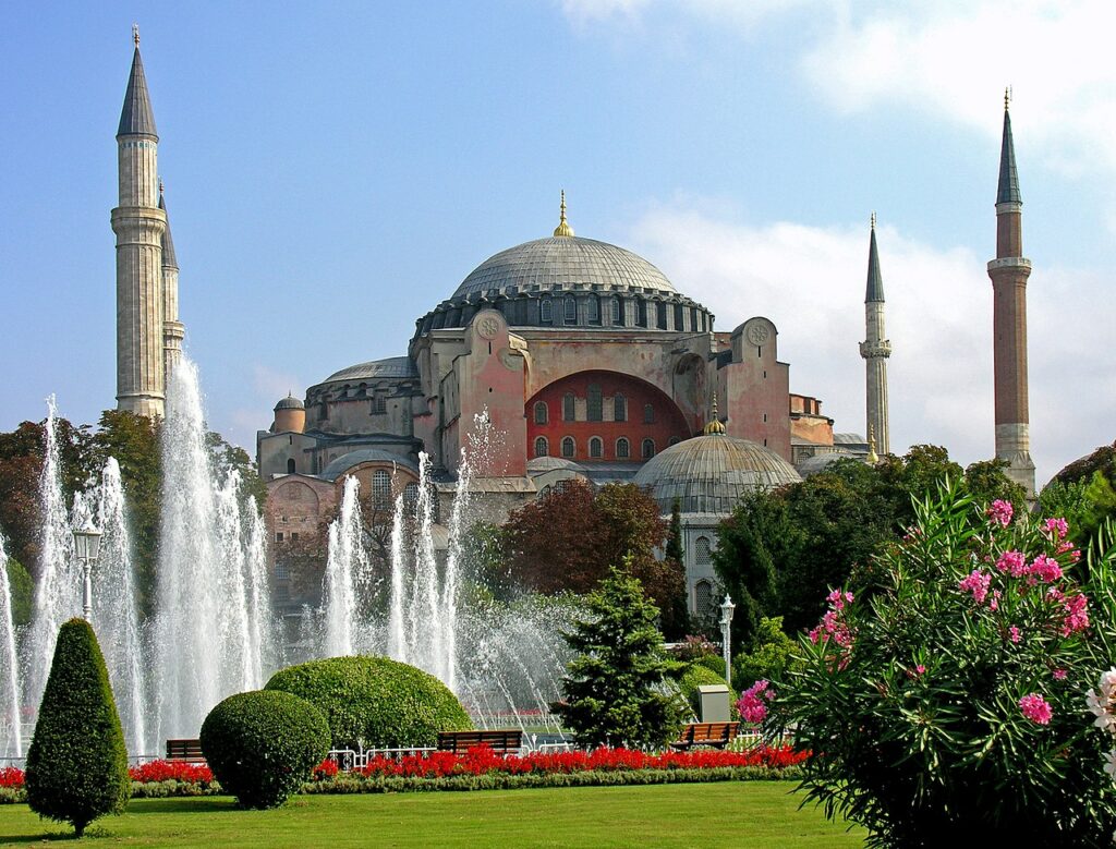 Původně křesťanský chrám, nyní opět  mešita Hagia Sofia (současný Istanbul, dříve Konstantinopol). Zdroj foto:  Dennis Jarvis from Halifax, Canada, CC BY-SA 2.0 , via Wikimedia Commons