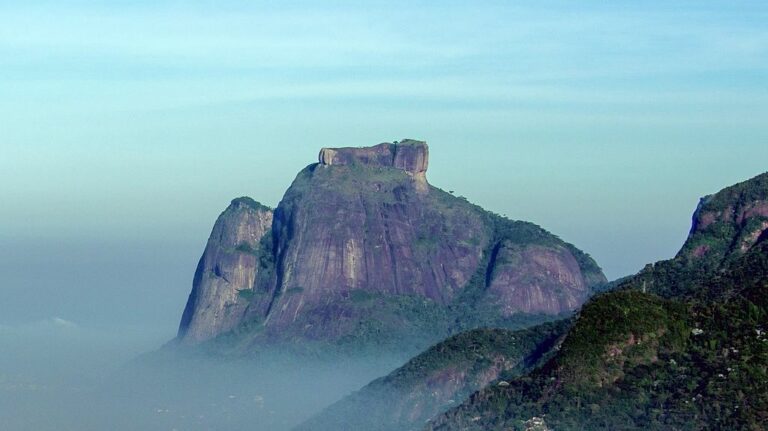 Hora Pedra da Gávea má mystickou atmosféru. Zdroj foto: Chensiyuan, CC BY-SA 4.0 <https://creativecommons.org/licenses/by-sa/4.0>, via Wikimedia Commons