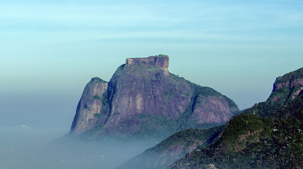 Hora Pedra da Gávea má mystickou atmosféru. Zdroj foto:  Chensiyuan, CC BY-SA 4.0 , via Wikimedia Commons