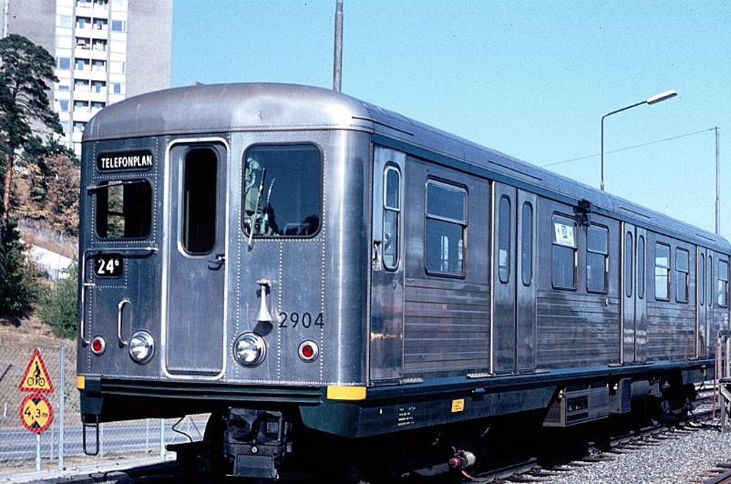 Stříbrná souprava vlaku Silverpilen. Zdroj foto:  Maad Dogg 97 at en.wikipedia, Public domain, via Wikimedia Commons
 
