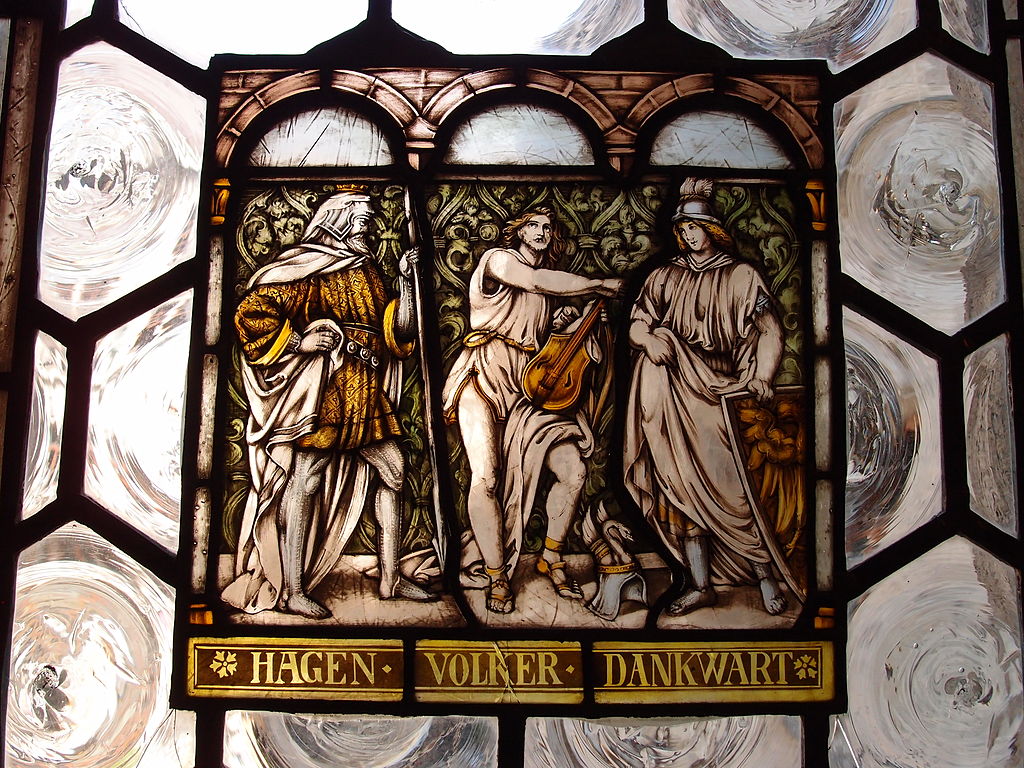 Motivy Písně o Nibelunzích jako dekorativní vitráž mnichovské radnice. Zdroj foto: Evergreen68, CC BY-SA 3.0 , via Wikimedia Commons

