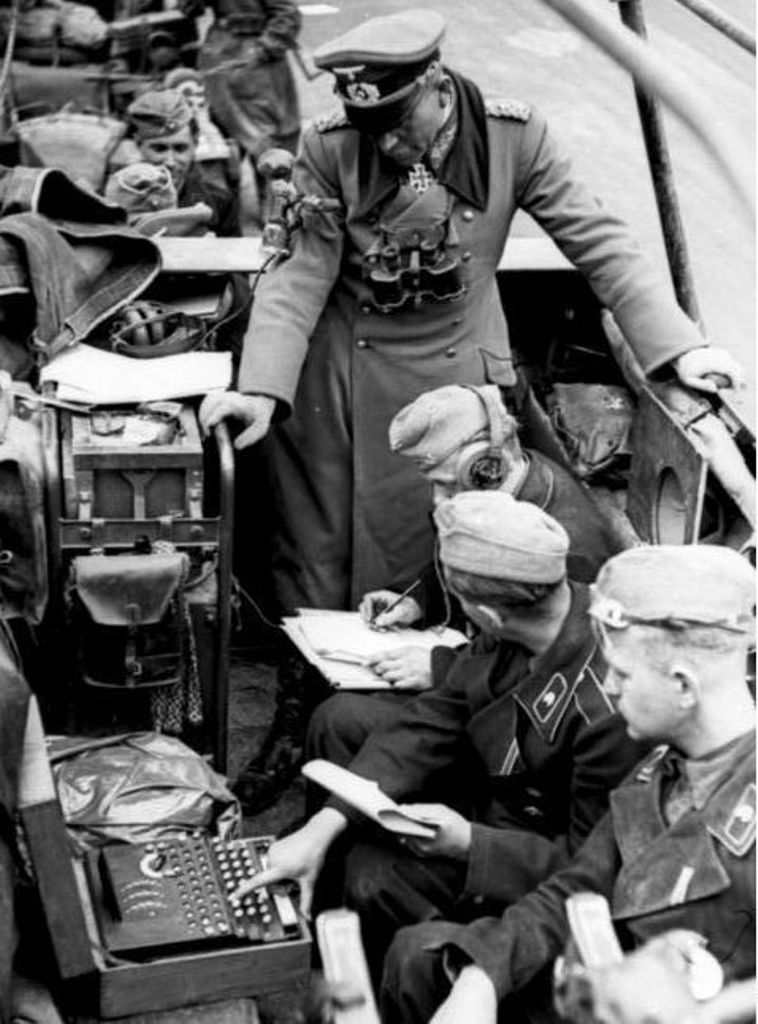 Enigma ve službách německé armády za druhé světové války. Zdroj foto Bundesarchiv_Bild_101I-769-0229-10A,_Frankreich,_Guderian,_