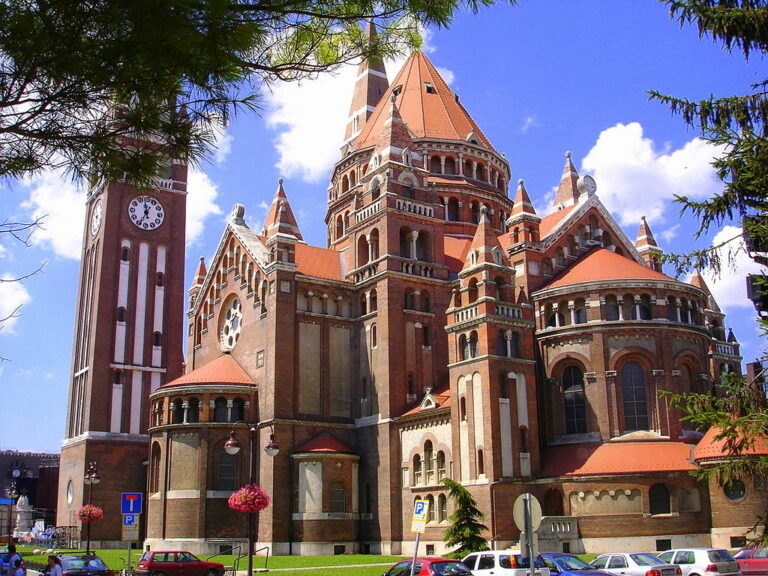 Szeged je místem, kde se nachází čtvrtá největší katedrála v Maďarsku. V době čarodějnických procesů však neexistovala, byla postavena až později. Zdroj foto: Gyorgy Kovacs, CC BY 2.0 <https://creativecommons.org/licenses/by/2.0>, via Wikimedia Commons