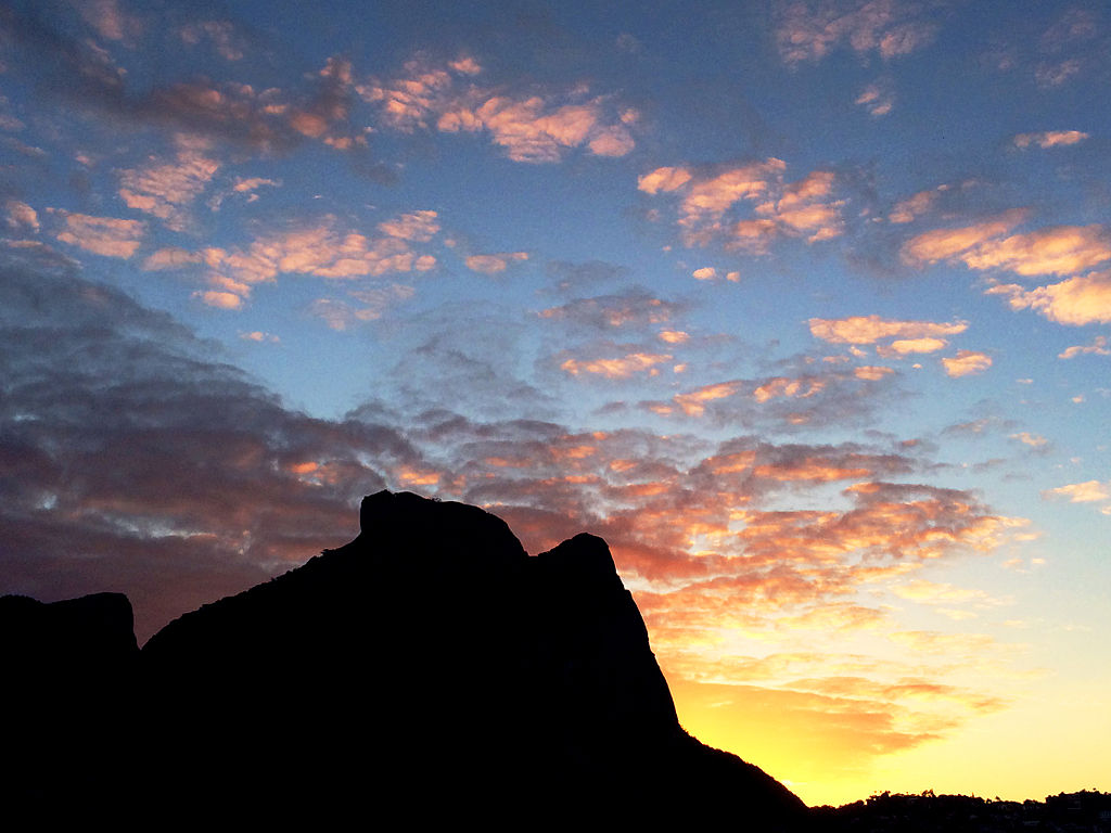 Ukrývá hora Pedra da Gávea tajemství nejstarších brazilských dějin? Zdroj foto:  FILIPE STEIN DE ARRUDA BOTELHO, CC BY-SA 3.0 , via Wikimedia Commons

