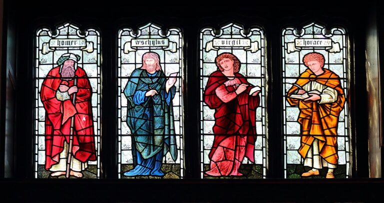 Kvarteto klasických řecko-římských autorů ve formě okenní vitráže (zleva: Homér, Aischylos, Vergilius, Horatius). Zdroj foto: By Phil Nash from Wikimedia Commons CC BY-SA 4.0 & GFDLViews, Attribution, via Wikimedia Commons