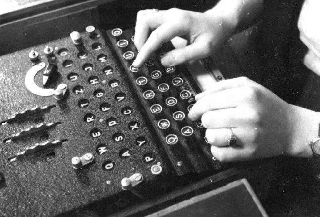Enigma se podobala psacímu stroji. Zdroj foto:  Bundesarchiv, Bild 183-2007-0705-502 / Walther / CC-BY-SA 3.0, CC BY-SA 3.0 DE , via Wikimedia Commons