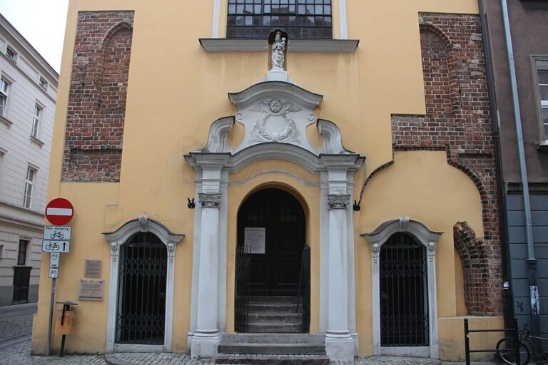 Vchod do kostela Nejsvětější krve Ježíše Pána. V těchto místech mělo na konci 14. století dojít k závažnému zločinu – profanaci hostií. Zdroj foto: Björn S., CC BY-SA 3.0 , via Wikimedia Commons