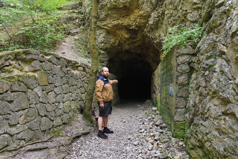 V údolí se nachází tajemný tunel