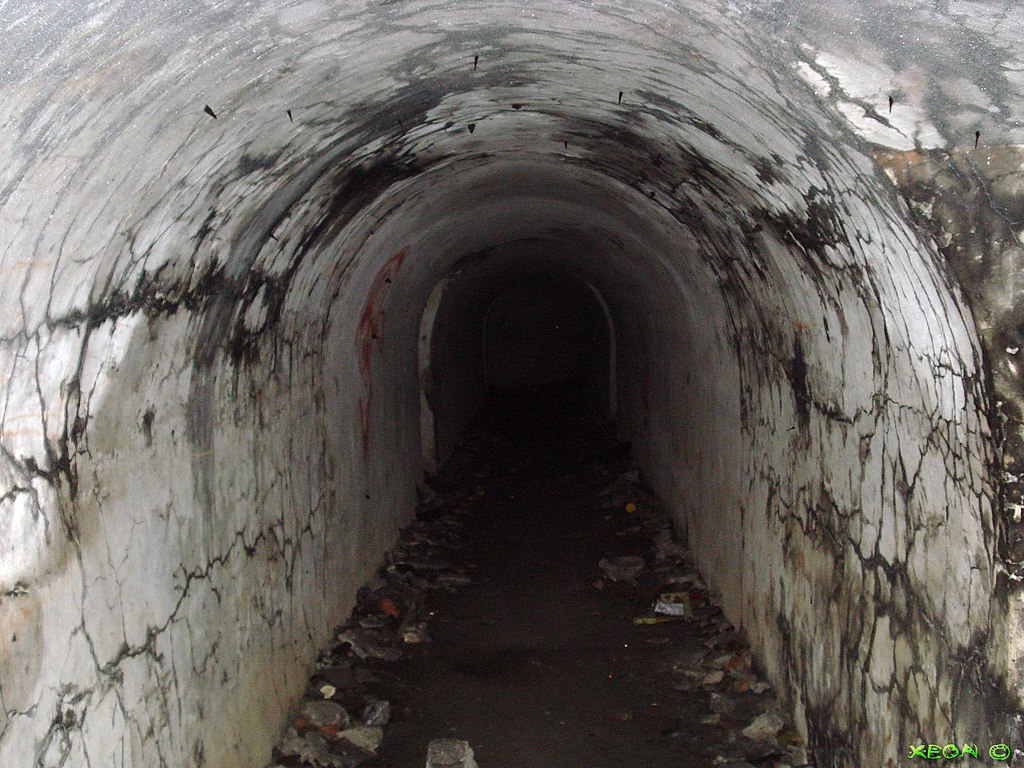 Četné městské legendy se zmiňují o záhadných úkazech v opuštěných tunelech. Zdroj foto:   ---=XEON=---, CC BY 3.0 , via Wikimedia Commons

