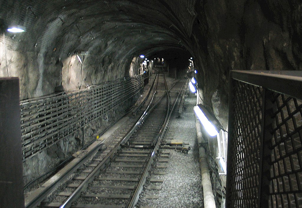 V tunelech metra ve Stockholmu se prý občas objeví záhadná stříbrná souprava. Pozor, cesta v ní je pouze na vlastní nebezpečí! Zdroj foto: bergsten, Public domain, via Wikimedia Commons
 
