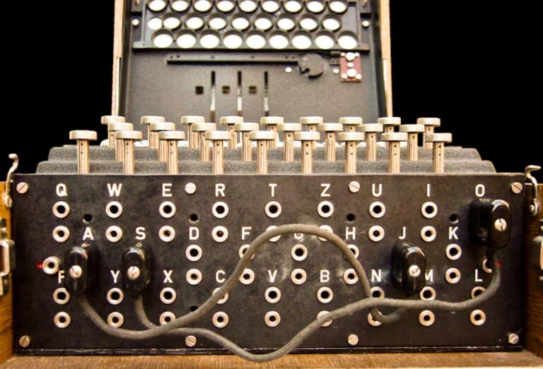 Sloužila Enigma i po druhé světové válce? Existují indicie, že dokonce velmi úspěšně. Opět však nikoli v zájmu uživatele. Zdroj foto: Bob Lord, CC BY-SA 3.0 , via Wikimedia Commons