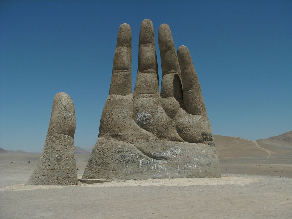 Lidé záhady o městech skrytých v písku pouště milují. Když se zrovna nějaké ztracené město nepodaří objevit, pomůže působivá sochařská skulptura. Zdroj foto:  OutCrow, CC BY-SA 3.0 , via Wikimedia Commons

