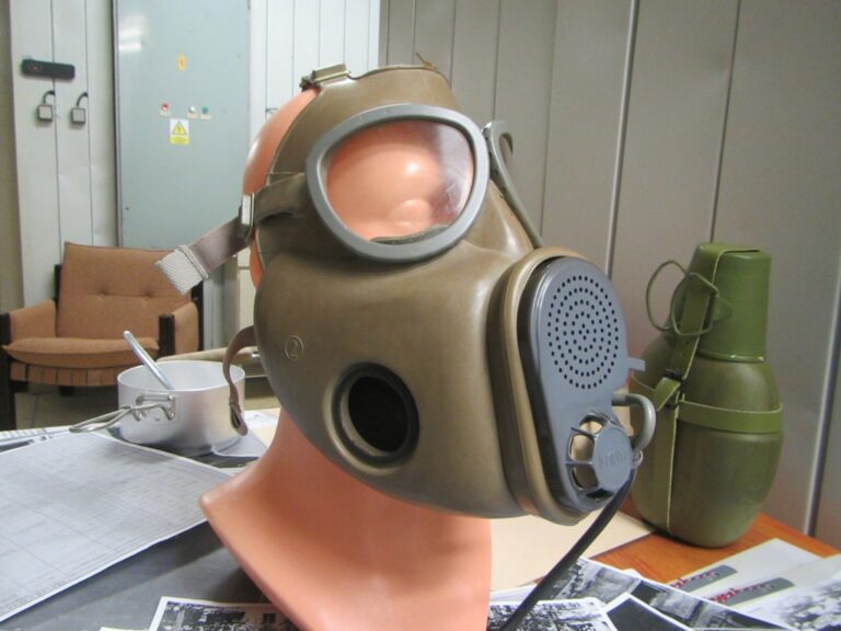Vojenská plynová maska. Foto autor