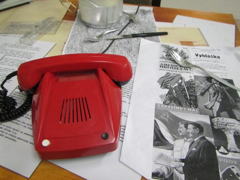 Červený telefon. Jaké důležité osoby měl spojovat? Foto autor