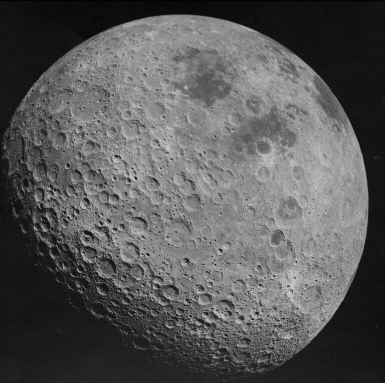 Mnoho Číňanů věří, že na odvrácené straně Měsíce stojí tajné základny, foto Apollo 16 astronauts / Creative Commons / volné dílo