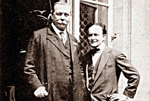 Iluzionista Harry Houdini (vpravo)