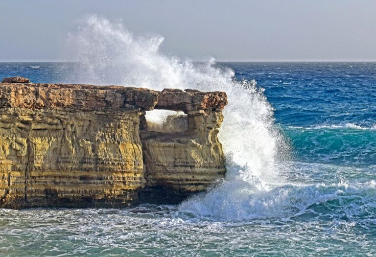 Mohly být zvuky způsobené vlnami, které se tříští o útesy? Foto Pixabay