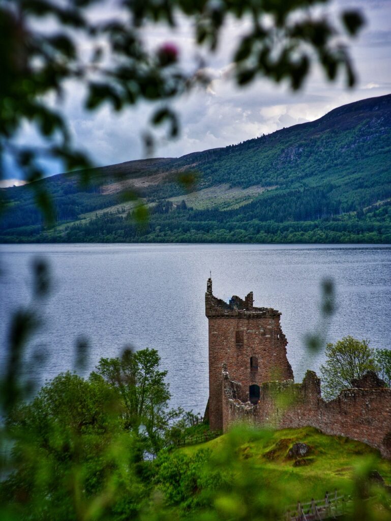 Na západním pobřeží se nachází zříceniny hradu Urquhart z 13.–16. století. Mohli Nessie vidět i středověcí obyvatelé? Foto: Pixabay