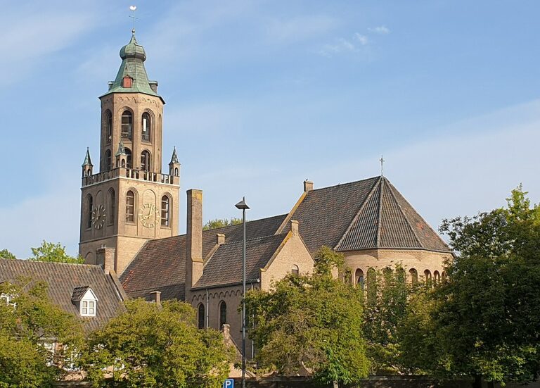 Ani církevní představitelé v Huissenu si se strašidelným domem nevědí rady. Zdroj foto|: Electionworld, CC BY-SA 4.0 <https://creativecommons.org/licenses/by-sa/4.0>, via Wikimedia Commons