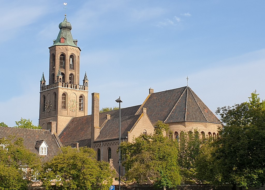 Ani církevní představitelé v Huissenu si se strašidelným domem nevědí rady. Zdroj foto|: Electionworld, CC BY-SA 4.0 , via Wikimedia Commons