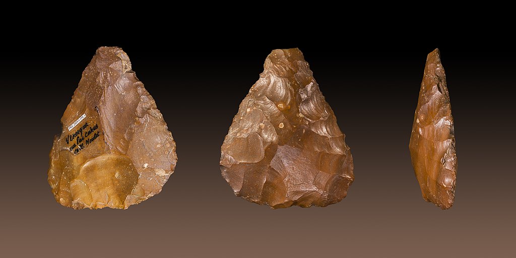 Než došlo k využívání kovů, byly kamenné nástroje hlavní „zbraní“ pokroku lidské civilizace. Zdroj foto:   Muséum de Toulouse, CC BY-SA 3.0 , via Wikimedia Commons