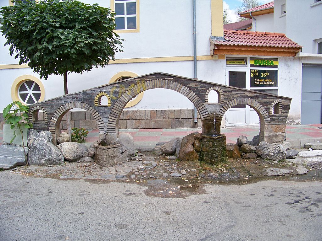 Most má v blízkém městečku i svoji fontánu. Zdroj foto: www.vacacionesbulgaria.com, CC BY-SA 4.0 , via Wikimedia Commons

