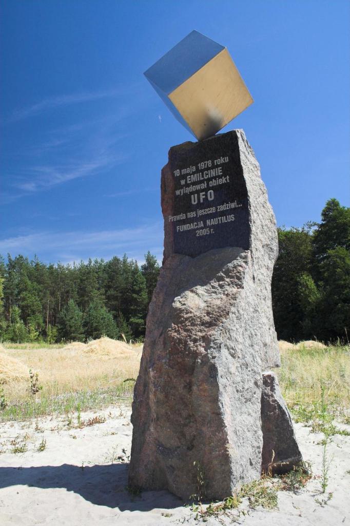 Památník setkání s UFO byl v Emilcinu vztyčen v roce 2005. Zdroj  foto: Lukke at Polish Wikipedia, CC BY-SA 2.5 , via Wikimedia Commons