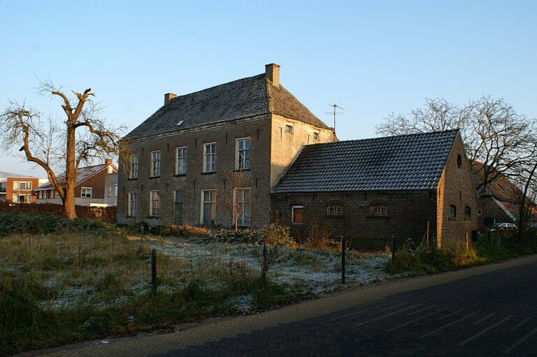 Prý nejstrašidelnější dům v Nizozemsku. Na první pohled to tak určitě nevypadá… Ptejte se vyděšených majitelů. Zdroj foto: Kasteelbeer, CC BY-SA 3.0 NL , via Wikimedia Commons