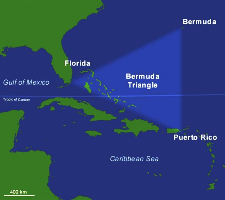 Škuner Carroll A. Deering při své cestě z Brazílie proplul i oblastí takzvaného Bermudského trojúhelníku. Zdroj obrázku: Bermudan_kolmio.jpg: Alphaiosderivative work: -Majestic-, Public domain, via Wikimedia Commons