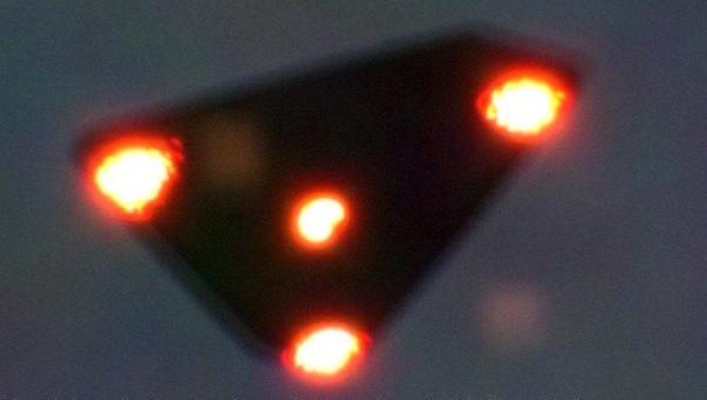 Plazma prý mohlo i za záhadná pozorování „černých trojúhleníků“ v Belgii v roce 1990. Zdroj obrázku: J.S. Henrardi, Public domain, via Wikimedia Commons