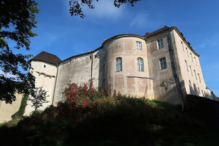 Nejstarší část zámku Jánský Vrch jistě pamatuje i krutého hejtmana Tymlinga. Zdroj obrázku: Vlach Pavel, CC BY-SA 4.0 <https://creativecommons.org/licenses/by-sa/4.0>, via Wikimedia Commons