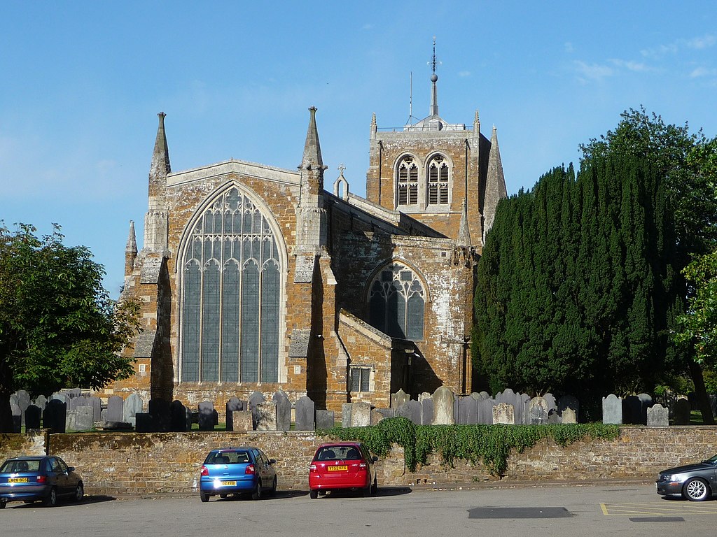 Kostel v Rothwellu, pod kterým se nachází krypta proměněná na kostnici. Zdroj foto:  Immanuel Giel, CC BY-SA 3.0 , via Wikimedia Commons