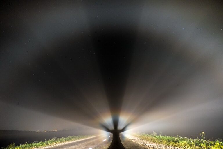 Fenomén Brockenského přízraku můžete vyvolat i pomocí umělého světla. Zdroj foto: Сергей Banifacyj Морозов, CC BY-SA 4.0 <https://creativecommons.org/licenses/by-sa/4.0>, via Wikimedia Commons