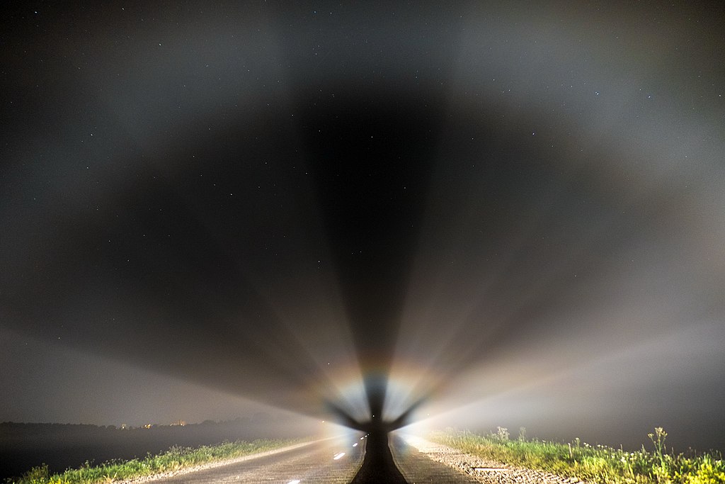 Fenomén Brockenského přízraku můžete vyvolat i pomocí umělého světla. Zdroj foto:  Сергей Banifacyj Морозов, CC BY-SA 4.0 , via Wikimedia Commons
 
