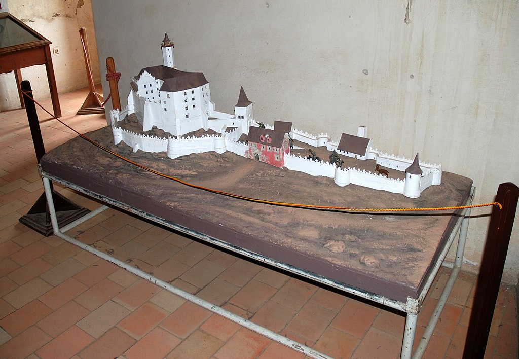 Model hradu Grodno. O existenci hradního podzemí se zmiňuje i německý turistický průvodce z 19. století. Zdroj foto:    Halicki, CC BY-SA 3.0 PL , via Wikimedia Commons

